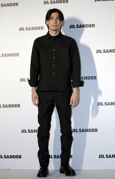 水上剣星/Kensei Mikami, Oct 25, 2011 : Tokyo, Japan Japanese model Kensei Mikami poses for pictures during Japan Premiere of I AM LOVE / Jil Sander Fashion Show Spring/Summer 2012 in the National Art Center Tokyo. (Photo by Yumeto Yamazaki/AFLO)